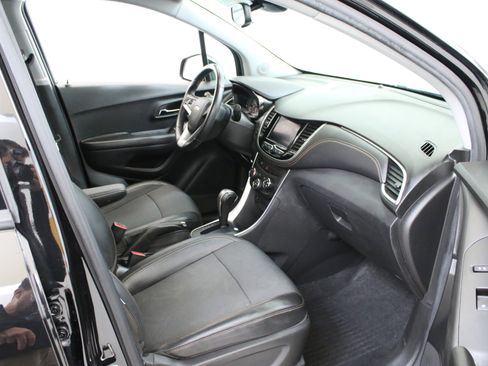 Used 2022 Chevrolet Trax LT w/ Midnight Edition image 29