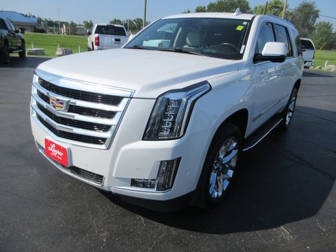 Used 2020 Cadillac Escalade Premium Luxury AWD/4WD image 11