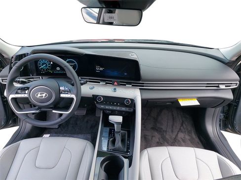 Certified 2025 Hyundai Elantra Limited FWD image 9