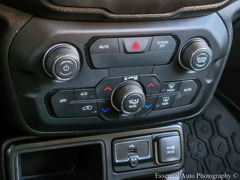 Used 2019 Jeep Renegade Latitude FWD image 18