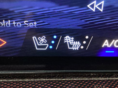 Used 2024 Chevrolet Traverse RS image 33