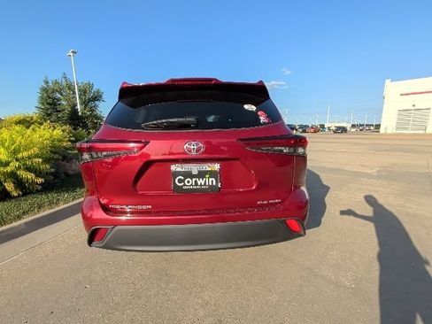 Used 2021 Toyota Highlander XLE AWD/4WD image 4