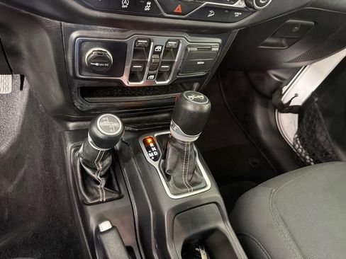 Used 2019 Jeep Wrangler Unlimited Sahara AWD/4WD image 16