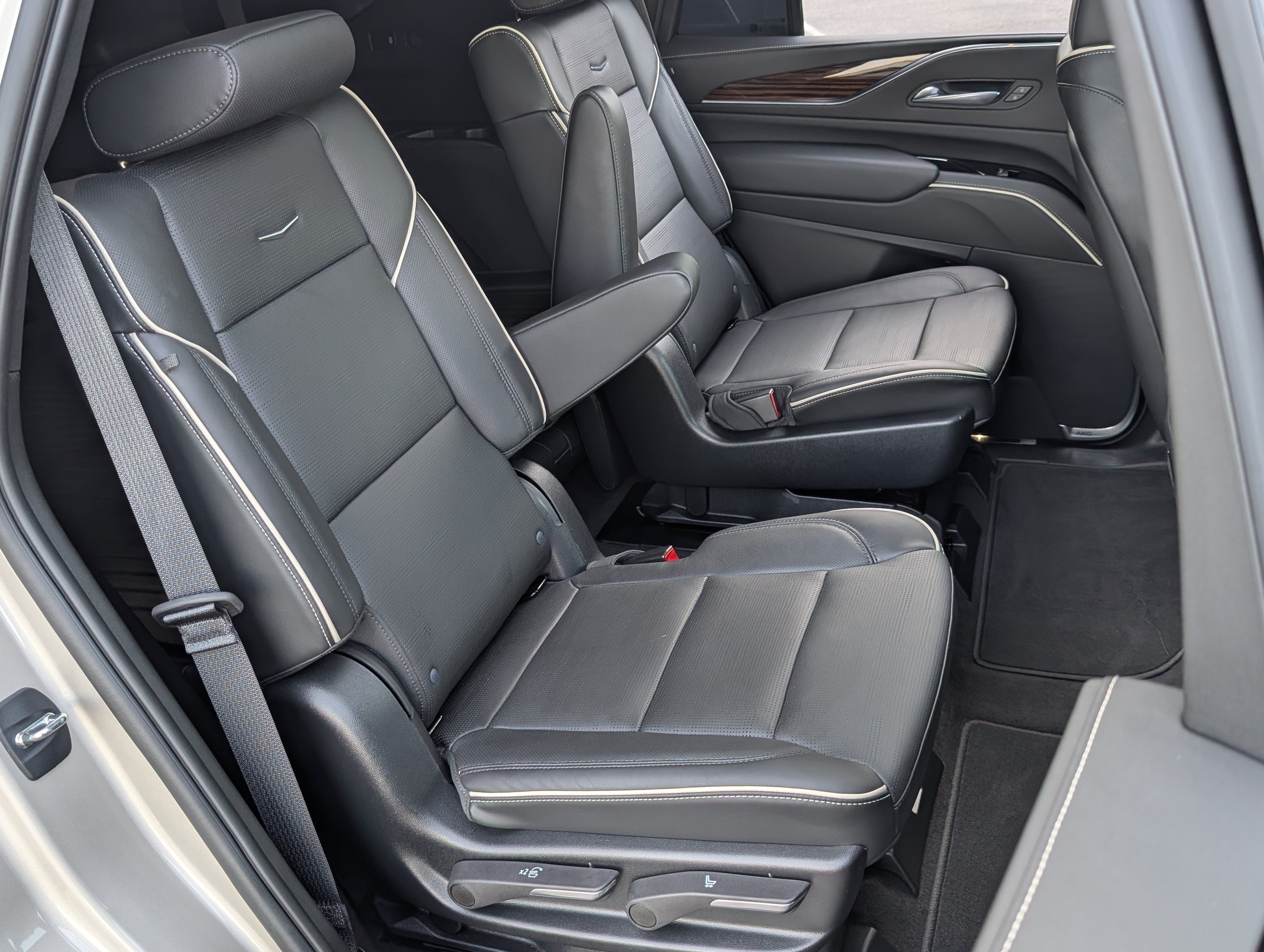 Used 2023 Cadillac Escalade Premium Luxury w/ Performance Package RWD image 23