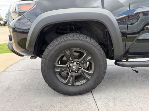 Used 2017 Toyota Tacoma TRD Sport w/ Tow Package AWD/4WD image 4