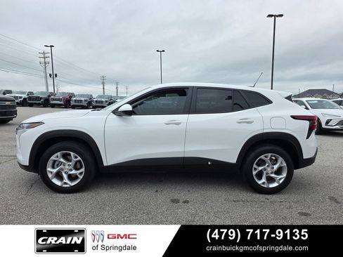 Used 2025 Chevrolet Trax LS w/ LS Convenience Package FWD image 4