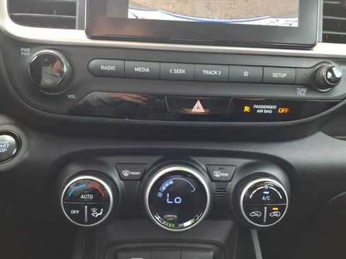 Certified 2025 Hyundai Venue SEL image 22