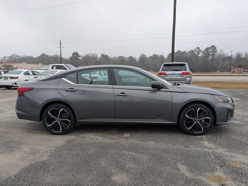 Used 2025 Nissan Altima 2.5 SR image 2