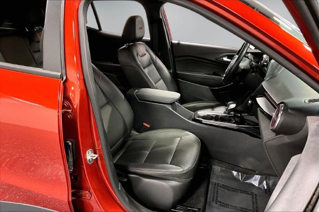 Used 2024 Chevrolet Trax RS w/ Sunroof Package FWD image 27