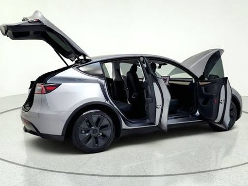 Used 2025 Tesla Model Y Long Range RWD image 19