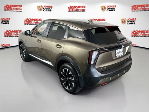 Used 2025 Nissan Kicks SV AWD/4WD image 2