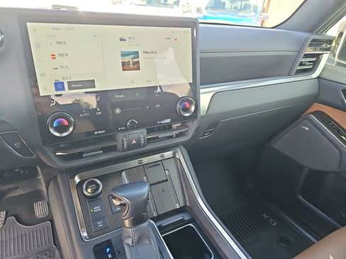 Used 2025 Lexus GX 550 w/ Accessory Package (2T) AWD/4WD image 23