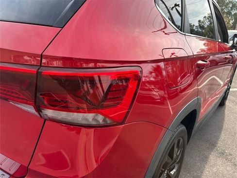 Used 2022 Volkswagen Taos SE image 11