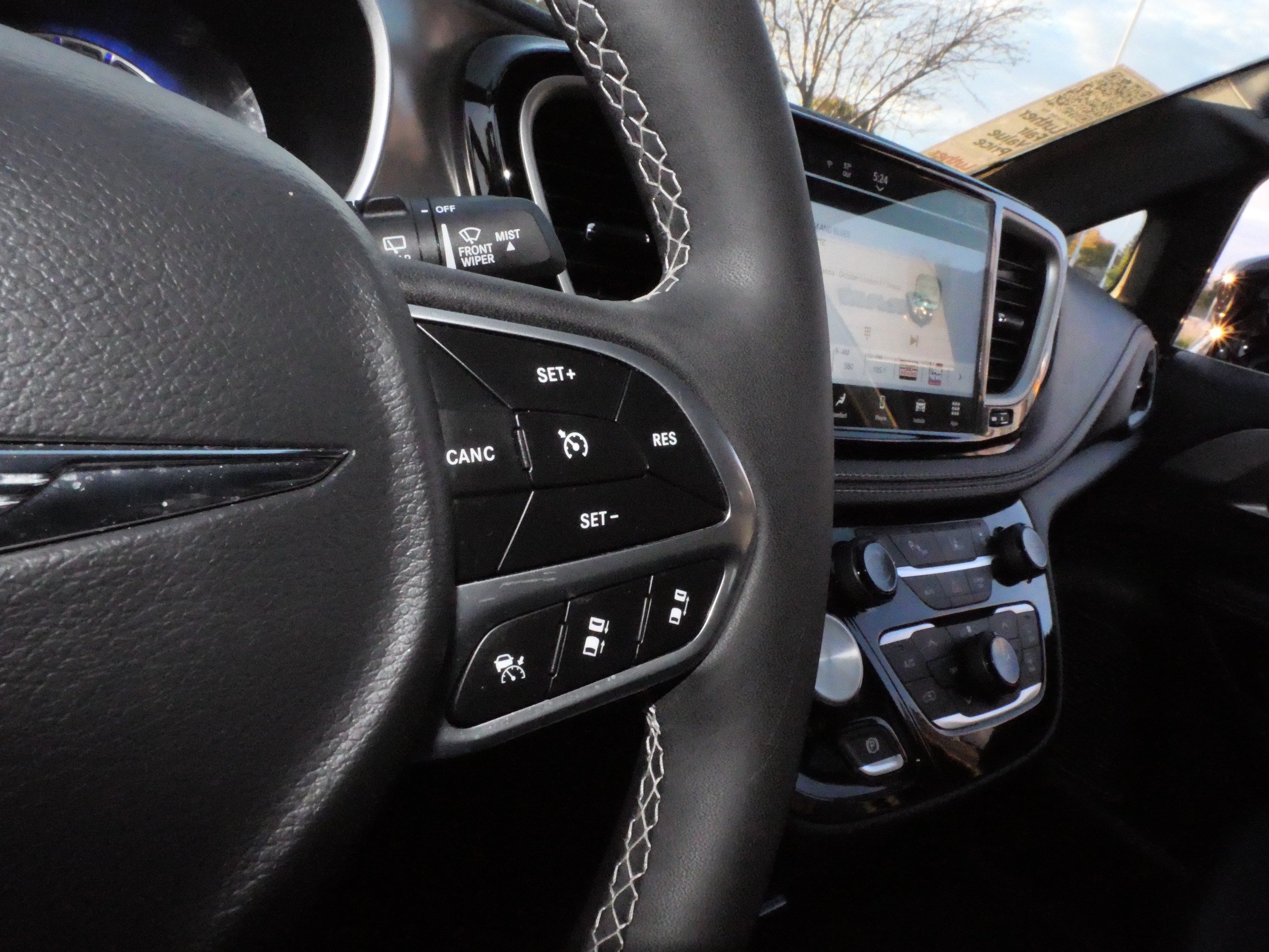 Used 2025 Chrysler Pacifica Select FWD image 27