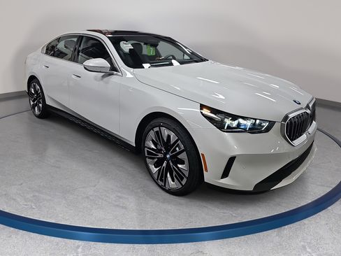 New 2026 BMW 530i xDrive AWD/4WD image 3