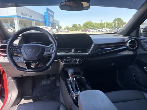 Used 2025 Chevrolet Trax RS w/ Sunroof Package FWD image 9