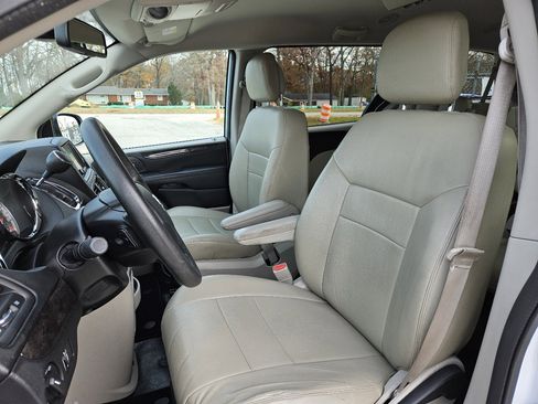 Used 2018 Dodge Grand Caravan SE image 19