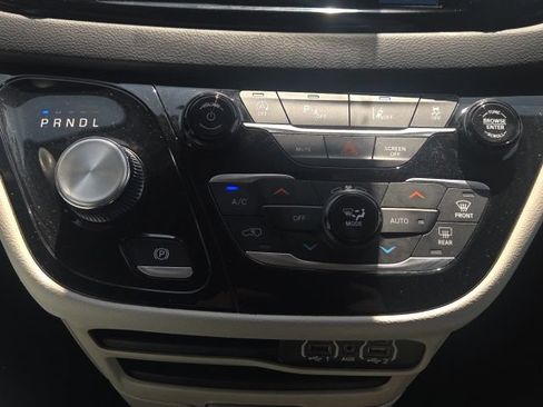 Used 2023 Chrysler Pacifica Touring-L FWD image 35