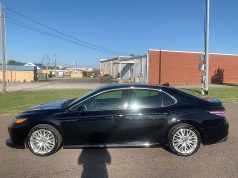 Used 2019 Toyota Camry XLE w/ Navigation Package FWD image 3