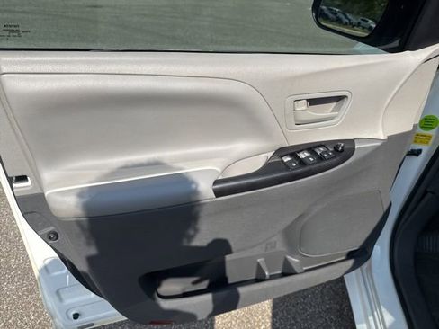 Used 2015 Toyota Sienna L image 19