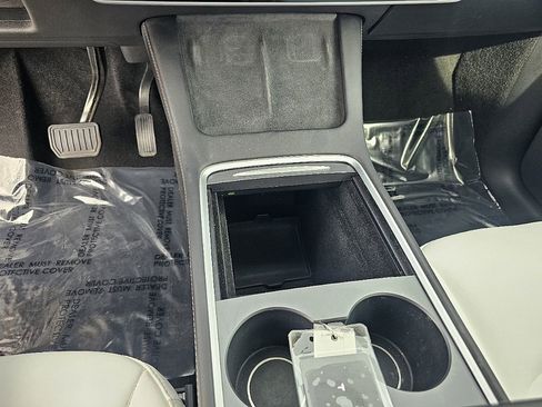 Used 2022 Tesla Model Y Long Range image 28