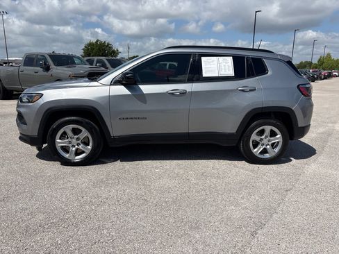 Used 2024 Jeep Compass Latitude AWD/4WD image 2