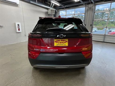 Used 2022 Chevrolet Bolt EUV LT w/ Comfort Package FWD image 4