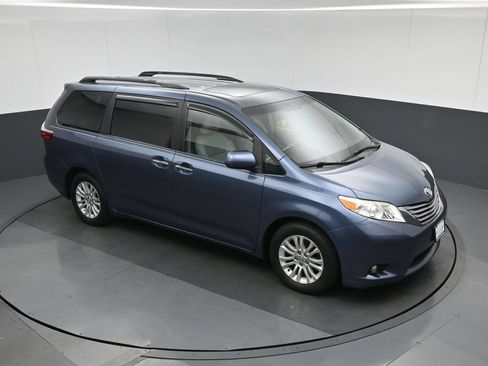Used 2016 Toyota Sienna XLE FWD image 70
