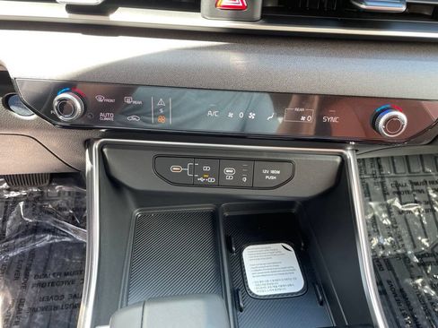 New 2026 Kia Carnival EX FWD image 21
