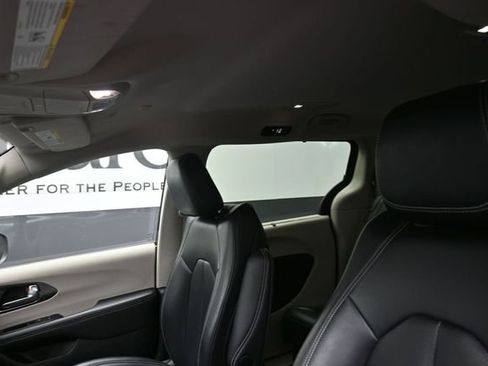 Used 2023 Chrysler Pacifica Touring-L FWD image 17
