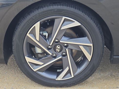 Used 2024 Hyundai Elantra Limited FWD image 11