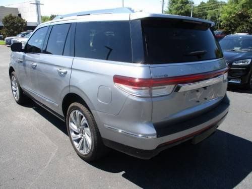 Used 2024 Lincoln Navigator Reserve AWD/4WD image 3