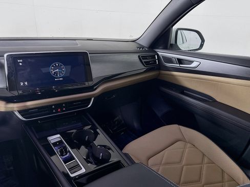 Certified 2024 Volkswagen Atlas Cross Sport SE w/ Panoramic Sunroof Package AWD/4WD image 22