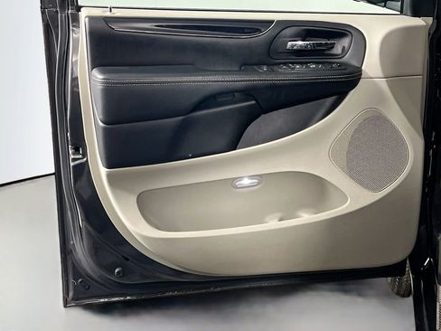 Used 2016 Dodge Grand Caravan SE image 16
