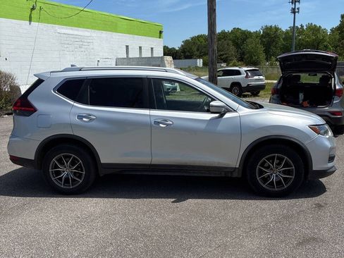 Used 2018 Nissan Rogue SV FWD image 4