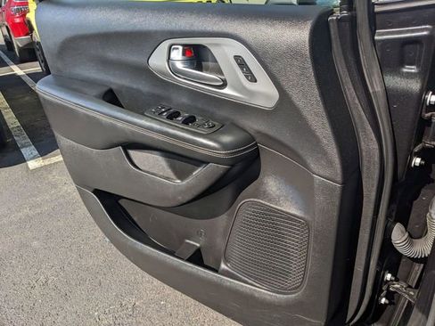 Certified 2021 Chrysler Pacifica Touring-L w/ S Appearance Package image 18