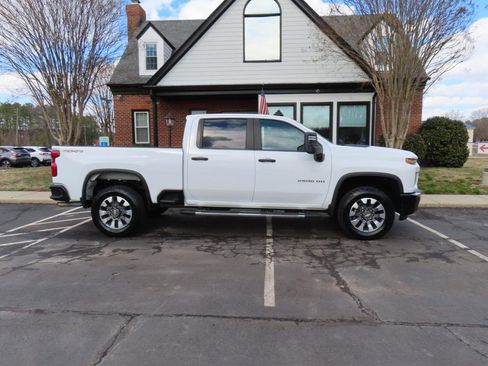 Used 2022 Chevrolet Silverado 2500 Custom w/ Custom Value Package image 10