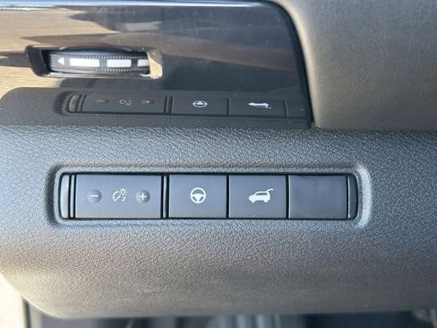 Used 2025 Nissan Pathfinder SV AWD/4WD image 32