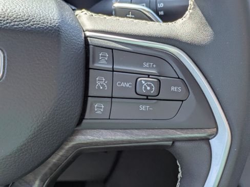 Used 2023 Jeep Grand Cherokee Limited w/ Luxury Tech Group II AWD/4WD image 15