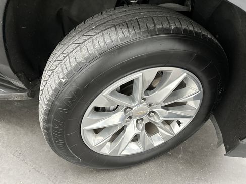 Used 2024 Chevrolet Suburban Premier image 12