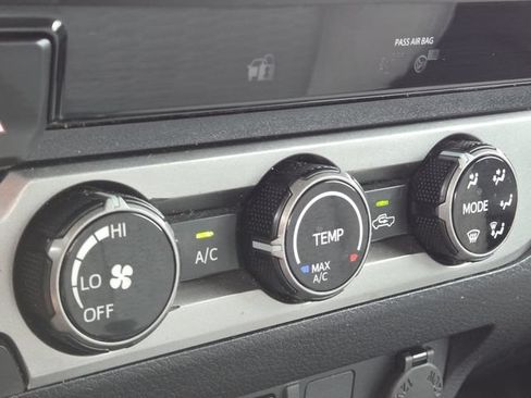 Used 2018 Toyota Tacoma SR5 AWD/4WD image 28