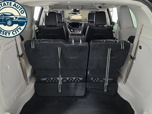 Used 2024 Chrysler Pacifica Limited FWD image 41