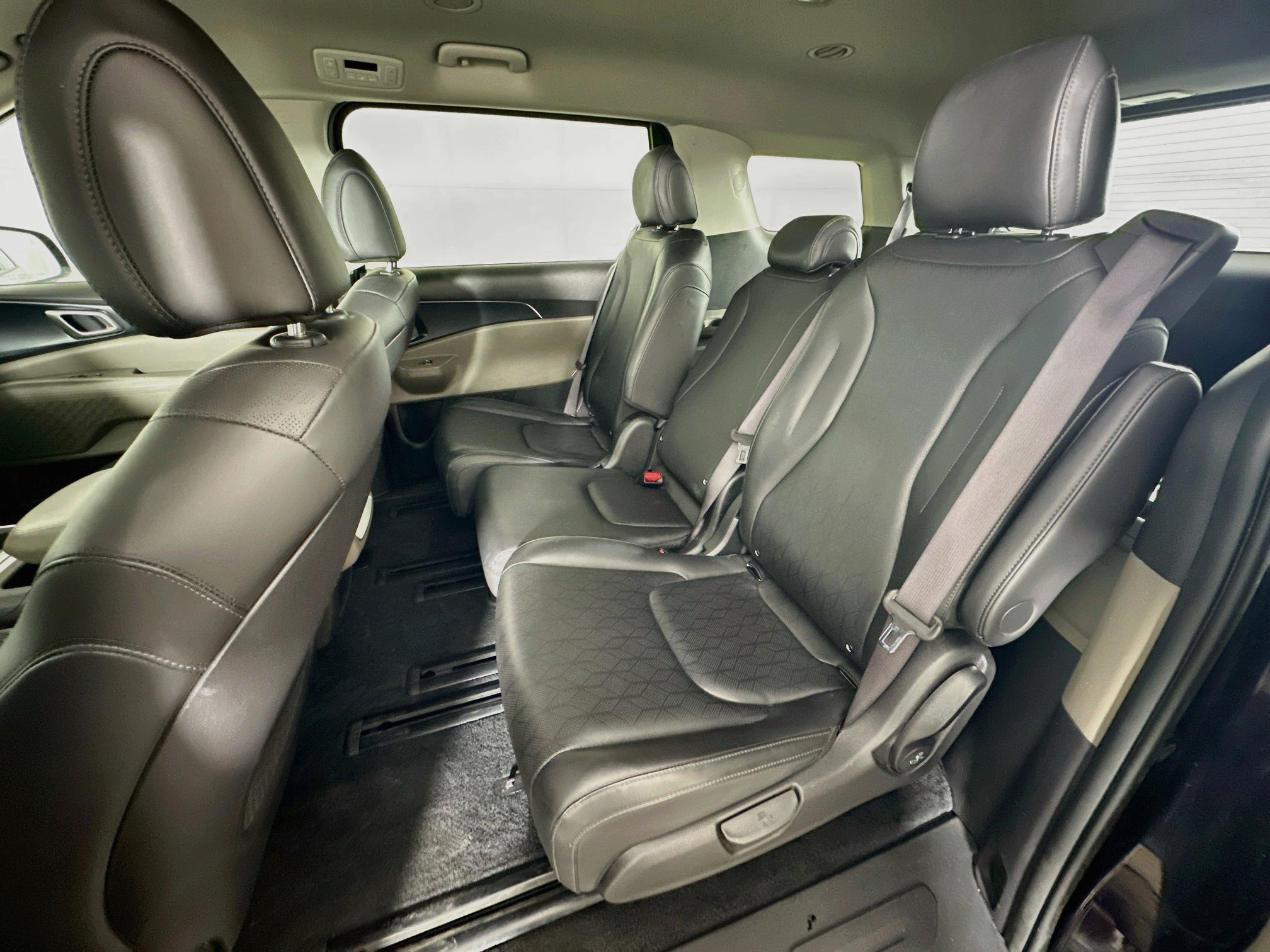 Used 2025 Kia Carnival FWD image 27
