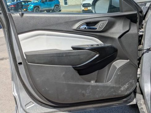 Used 2025 Chevrolet Trax LT w/ LT Convenience Package image 6