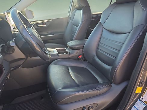 Used 2019 Toyota RAV4 Limited image 14