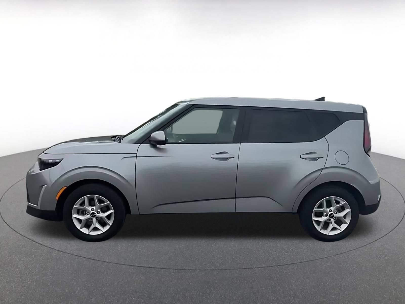 Used 2025 Kia Soul LX w/ LX Technology Package FWD image 8