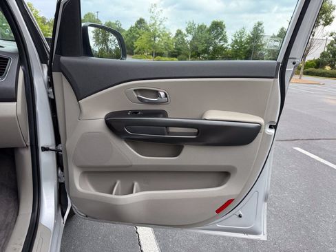Used 2016 Kia Sedona LX w/ LX Convenience Package FWD image 19