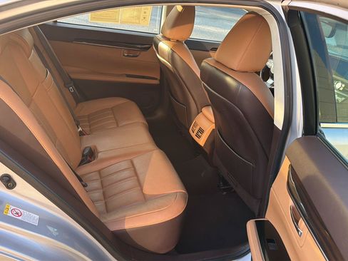 Used 2016 Lexus ES 350 w/ Luxury Package w/Wood Trim FWD image 12