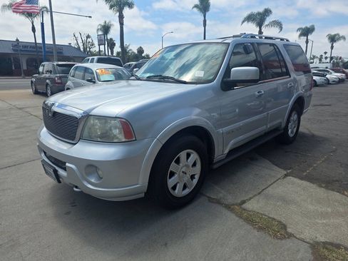 Used 2004 Lincoln Navigator Luxury AWD/4WD image 4
