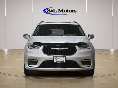 Used 2022 Chrysler Pacifica Limited AWD/4WD image 2